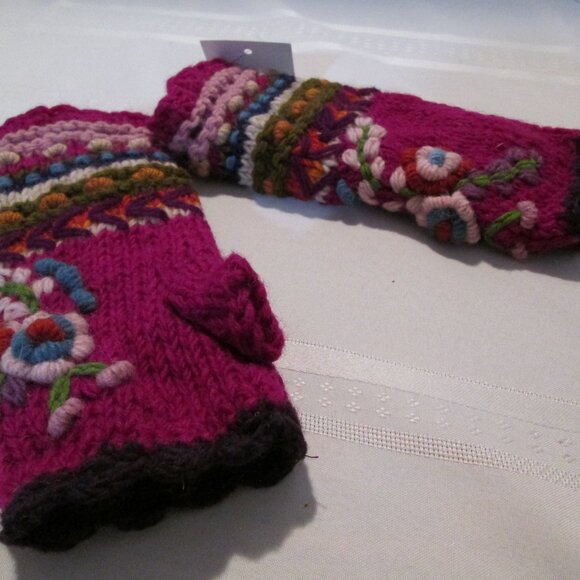 🌸🪶☮️Handcrafted Flower Embroidered Fingerless Gloves – Made in Nepal - Picture 5 of 6